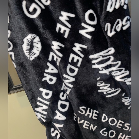 Mean girls blanket throw plush soft NWT - Picture 3 of 3
